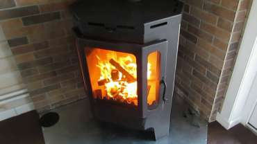 Печь-камин Бавария призматик пристенно-угловой фото в интерьере в Лиде