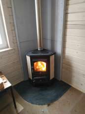 Недорогая печь-камин со стеклом Бавария угловая с плитой фото в интерьере в Лиде