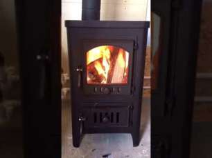 Чугунный недорогой камин со стеклом Бавария Оптима Чугун с плитой фото в интерьере в Лиде