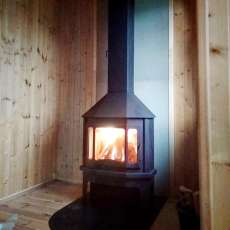 Стальной камин со стеклом Мюнхен угловой чёрный фото в интерьере в Лиде