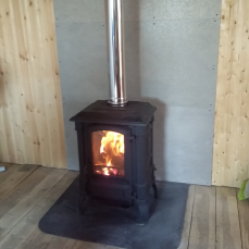 Печь-камин чугунный FireWay Bruno в интерьере чёрный Амазонка бай фото в Лиде