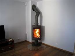 Печь-камин чугунный Invicta Alios в интерьере Амазонка бай фото в Лиде