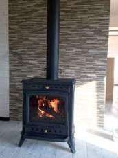 Печь-камин чугунный Invicta Altea в интерьере Амазонка бай фото в Лиде